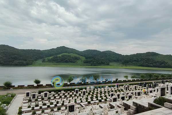 沈阳公墓坐落在山水之间，谱写生命传承的美丽篇章